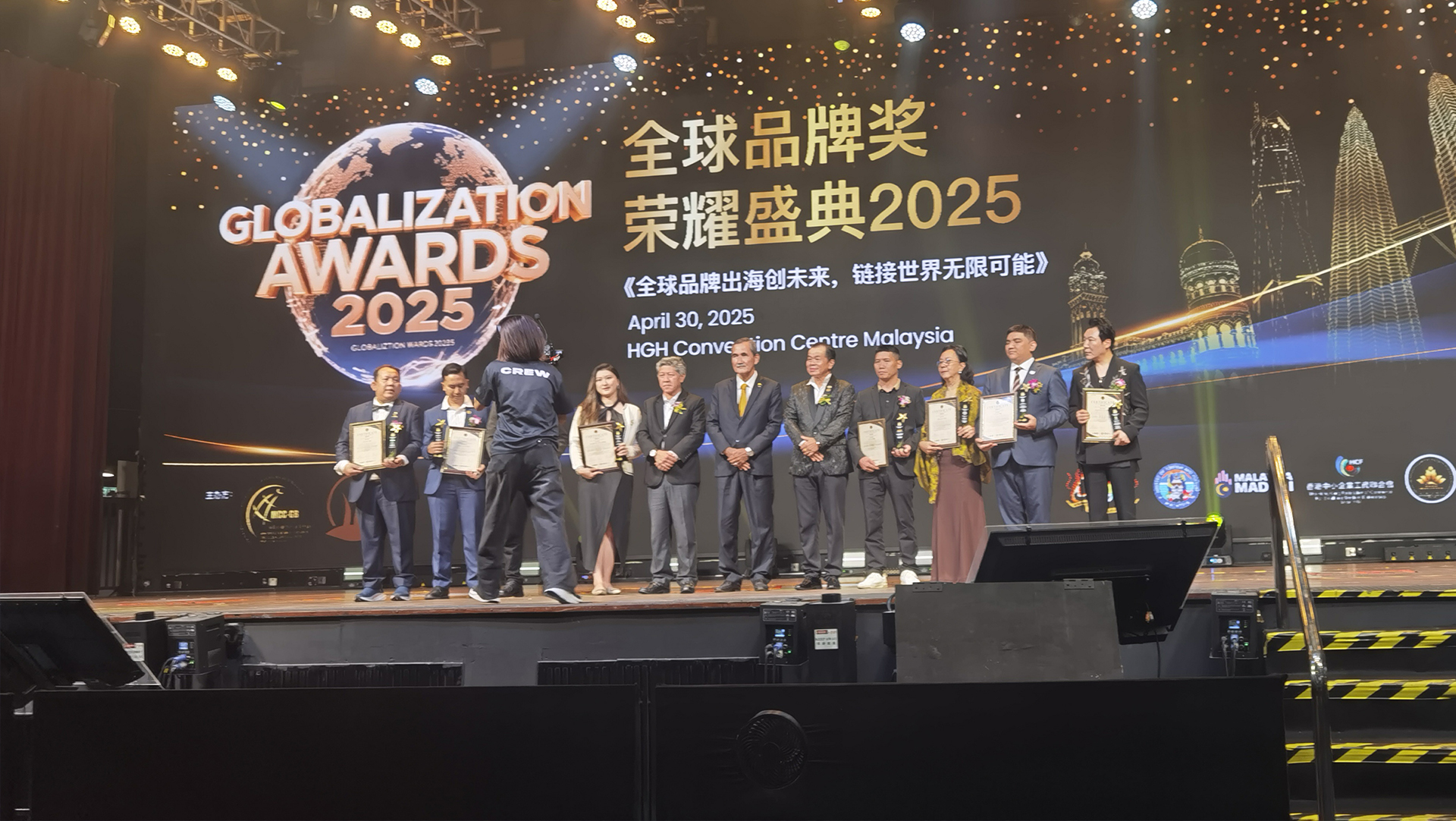 意昂体育家居荣获2025国际健康睡眠科技金奖 科技睡眠方案闪耀马来西亚荣耀盛典